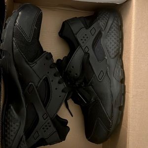 Black Nike shoes best shoes I’ve ever had in my life! So comfy, stylish, 10/10